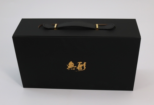 手提黑色礼盒