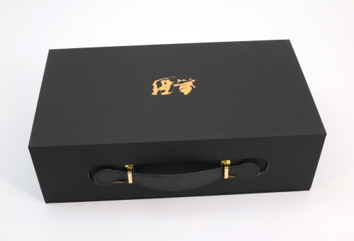 手提黑色礼盒