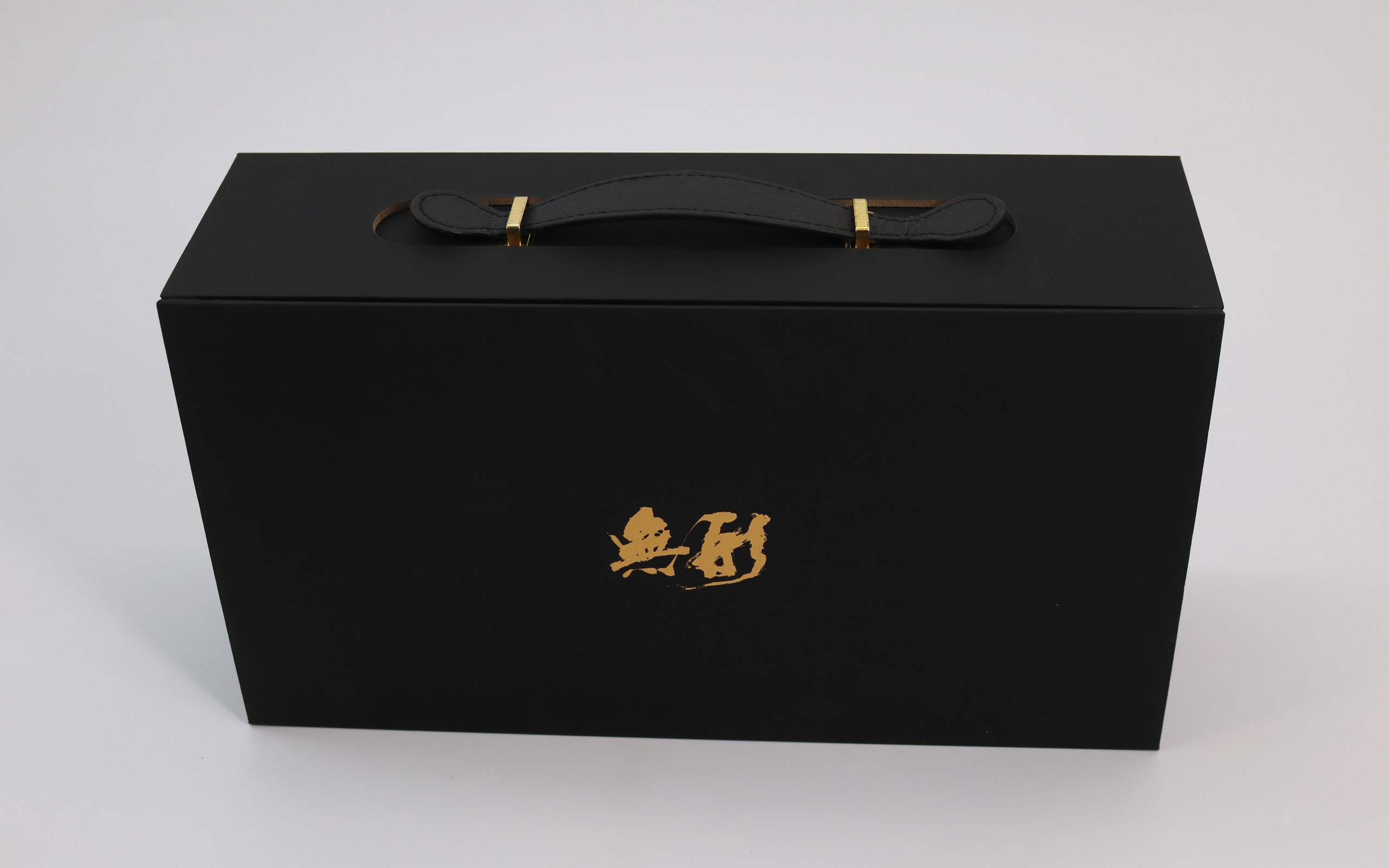 手提黑色礼盒