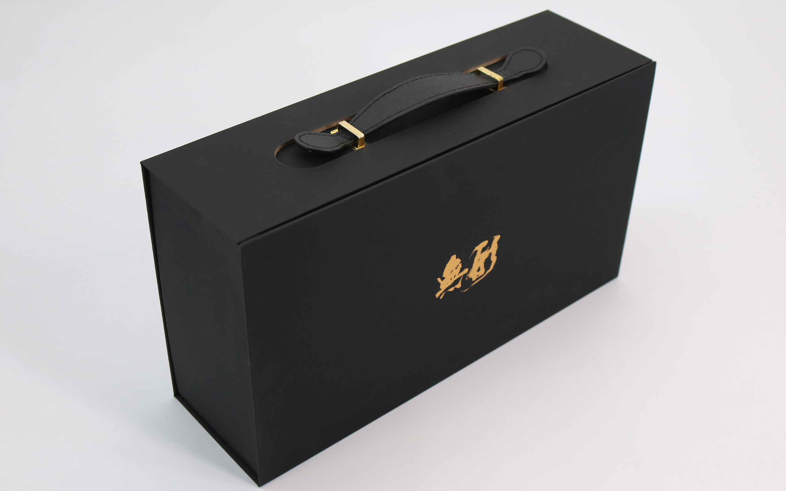 手提黑色礼盒